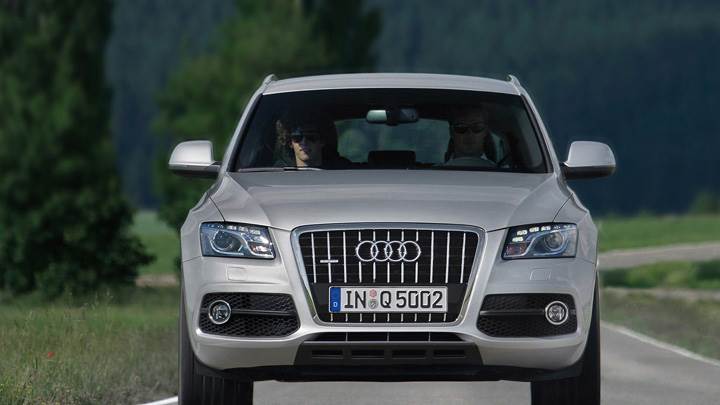 Audi Q5 In Silver Color Front Pose